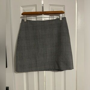 Wilfred high waisted checkered “classic” mini skirt - size 8 - black and grey